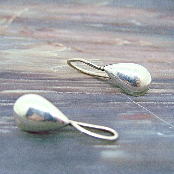 Chic Silver Teardrop Earrings - Picture 1 of 6